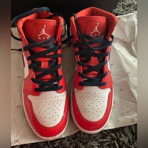 AIR JORDAN 1 MID SE Barcelona size 6Y